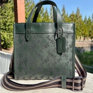 COACH Field Tote 22 With Horse And Carriage In Amazon Green CD750